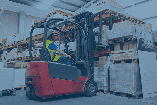 Woman-worker-using-a-forklift-in-a-warehouse